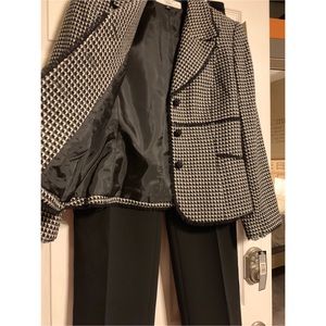 Tahari 2 piece suit